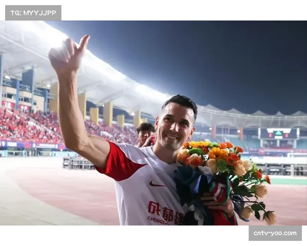 赛后谢场，成都蓉城队长周定洋带领全队向远征球迷致意